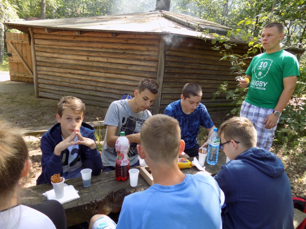 Wycieczka uczni�w klasy II gimnazjum do parku w Tarcach