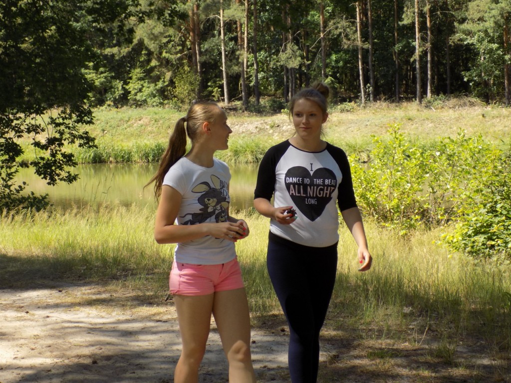 Wycieczka uczni�w klasy II gimnazjum do parku w Tarcach