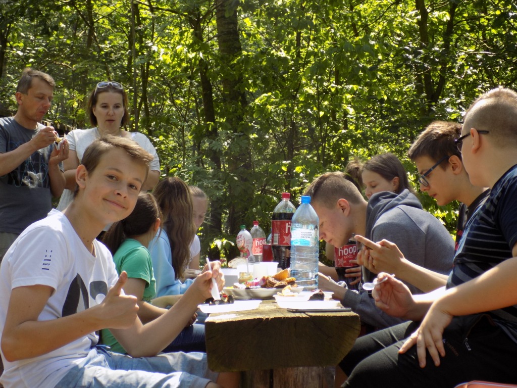 Wycieczka uczni�w klasy II gimnazjum do parku w Tarcach