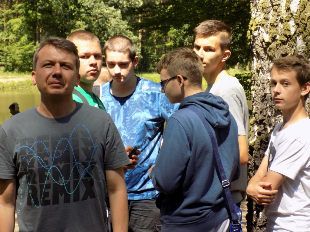 Wycieczka uczni�w klasy II gimnazjum do parku w Tarcach