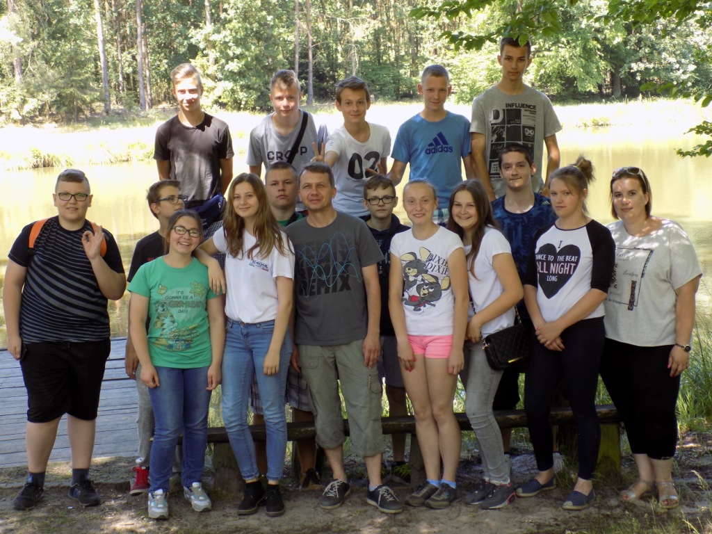 Wycieczka uczni�w klasy II gimnazjum do parku w Tarcach