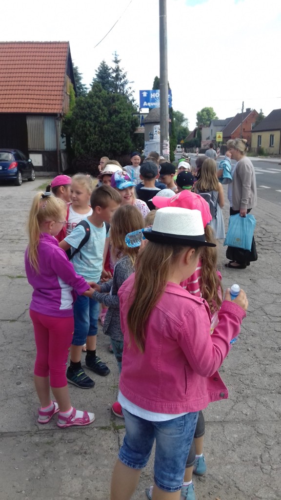 Piesza wycieczka ulicami Jarocina uczni�w klas III szko�y podstawowej