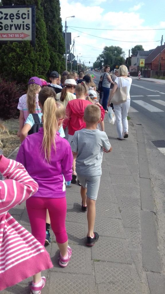 Piesza wycieczka ulicami Jarocina uczni�w klas III szko�y podstawowej
