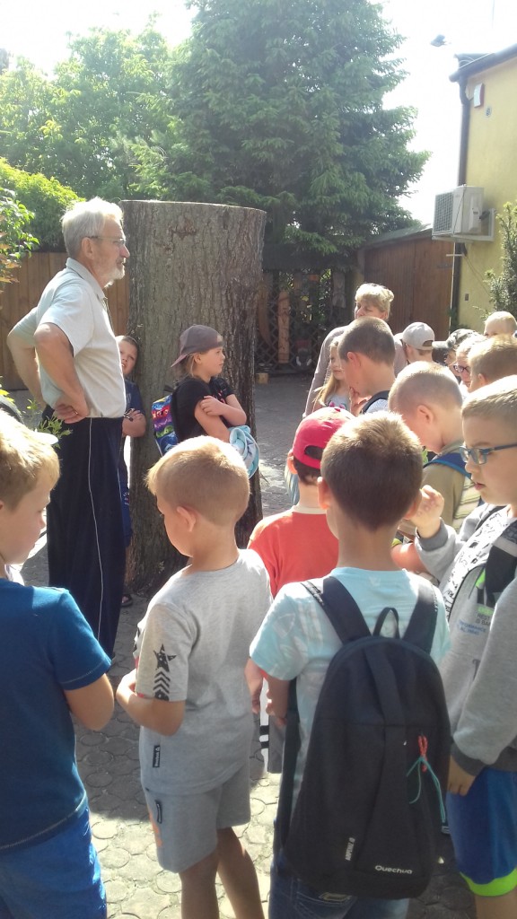 Piesza wycieczka ulicami Jarocina uczni�w klas III szko�y podstawowej