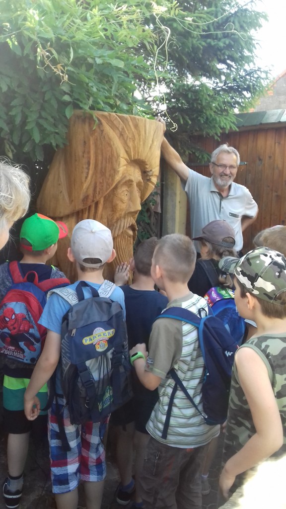 Piesza wycieczka ulicami Jarocina uczni�w klas III szko�y podstawowej