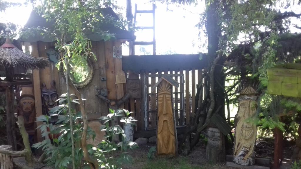 Piesza wycieczka ulicami Jarocina uczni�w klas III szko�y podstawowej