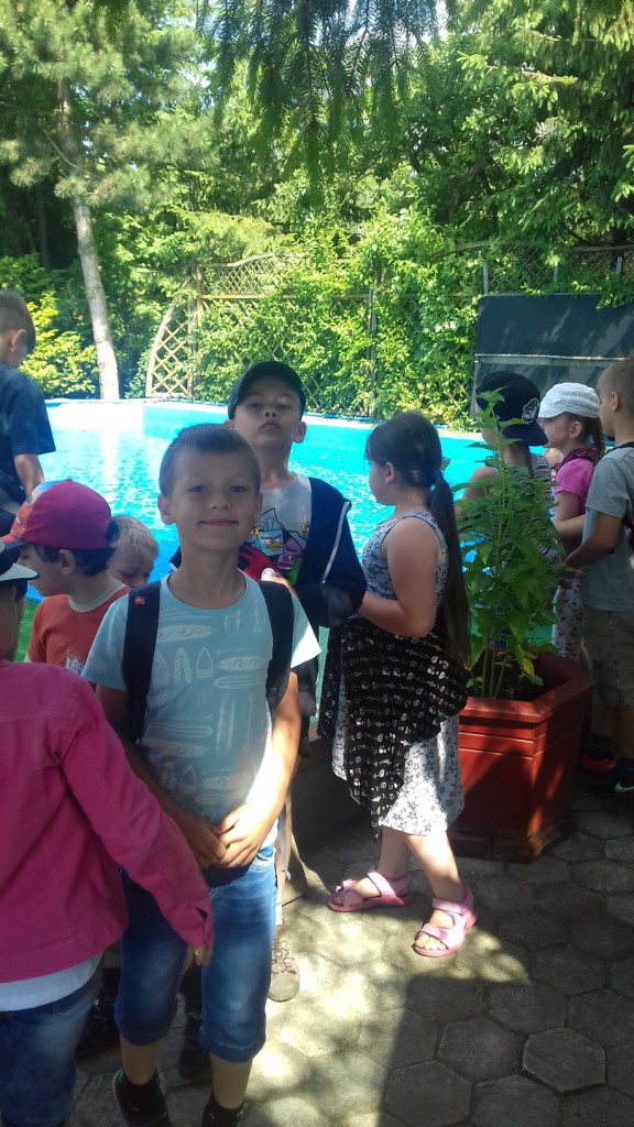 Piesza wycieczka ulicami Jarocina uczni�w klas III szko�y podstawowej