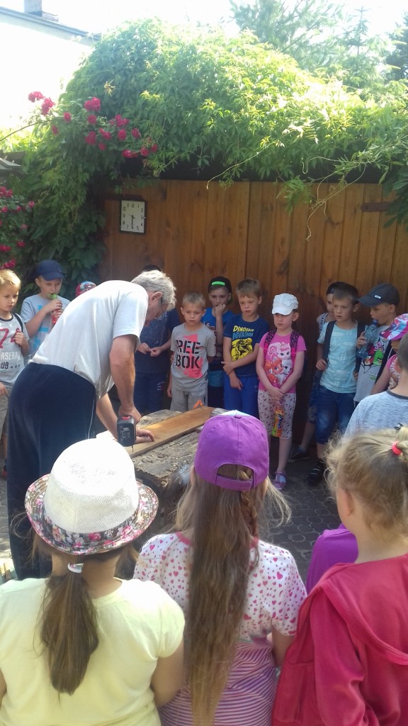 Piesza wycieczka ulicami Jarocina uczni�w klas III szko�y podstawowej