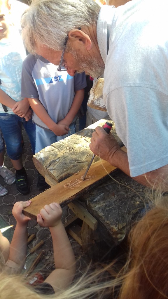 Piesza wycieczka ulicami Jarocina uczni�w klas III szko�y podstawowej