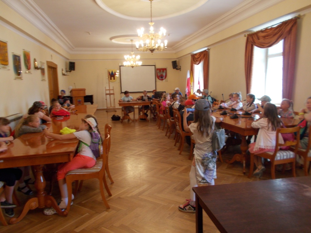 Piesza wycieczka ulicami Jarocina uczni�w klas III szko�y podstawowej