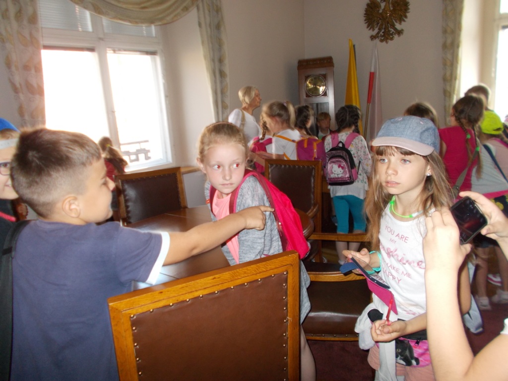 Piesza wycieczka ulicami Jarocina uczni�w klas III szko�y podstawowej