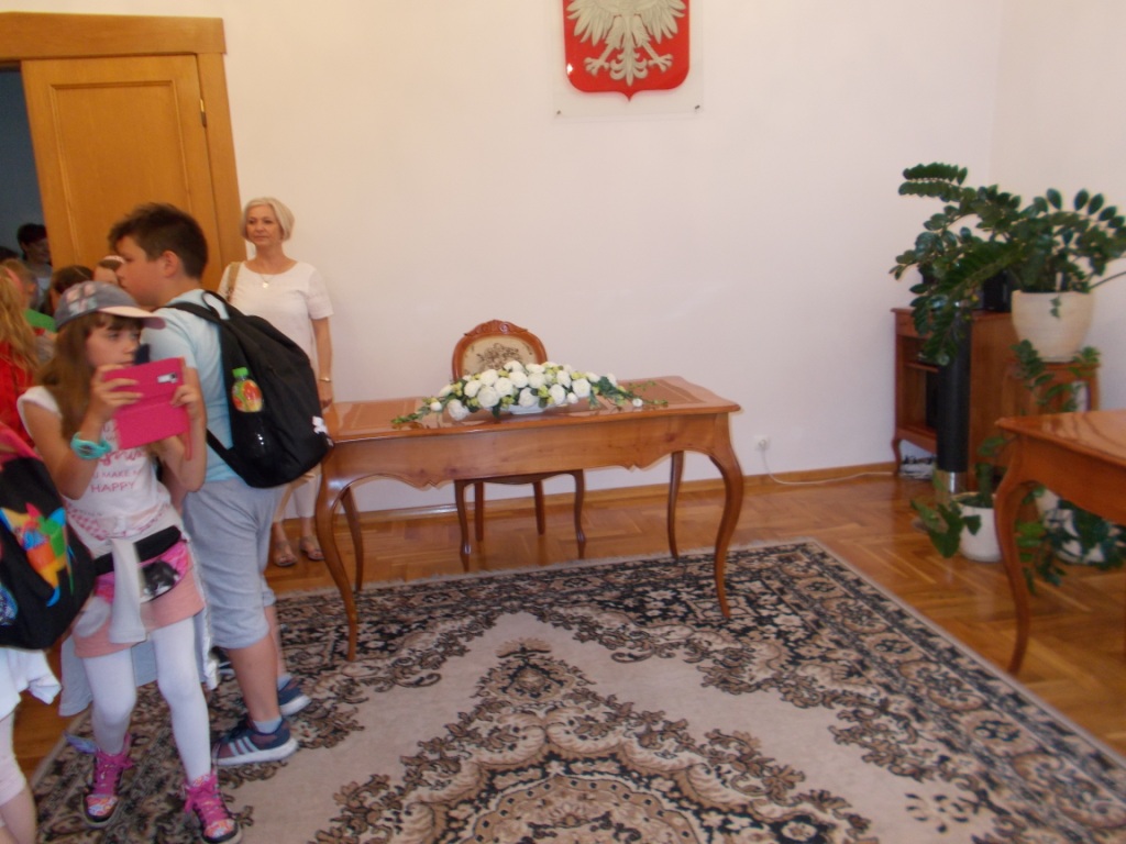 Piesza wycieczka ulicami Jarocina uczni�w klas III szko�y podstawowej