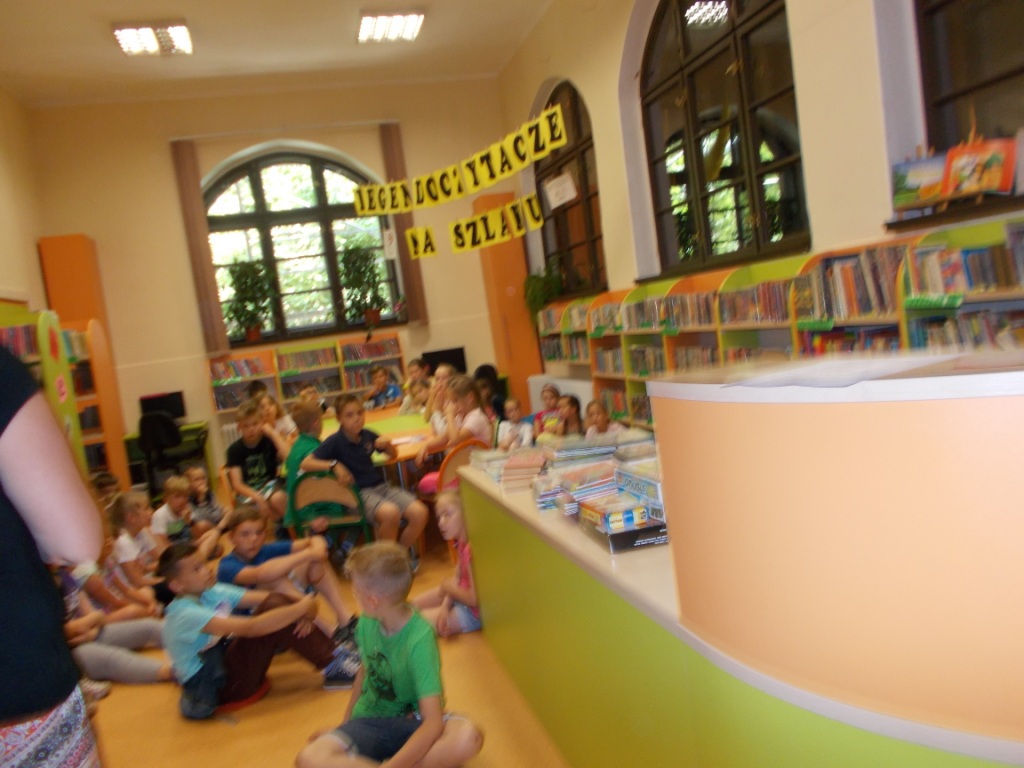 Piesza wycieczka ulicami Jarocina uczni�w klas III szko�y podstawowej