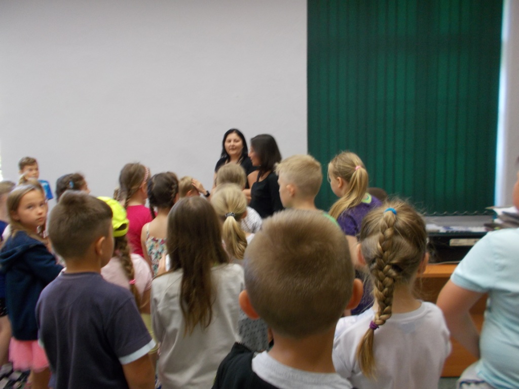Piesza wycieczka ulicami Jarocina uczni�w klas III szko�y podstawowej