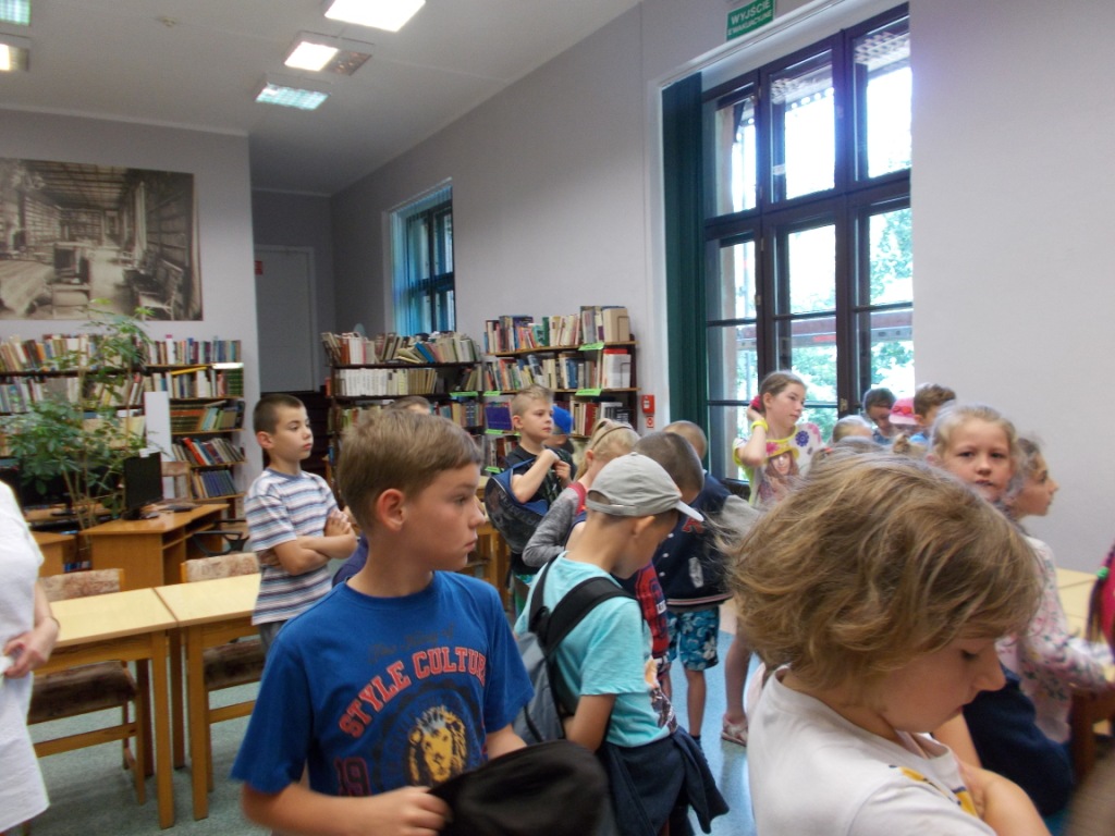Piesza wycieczka ulicami Jarocina uczni�w klas III szko�y podstawowej