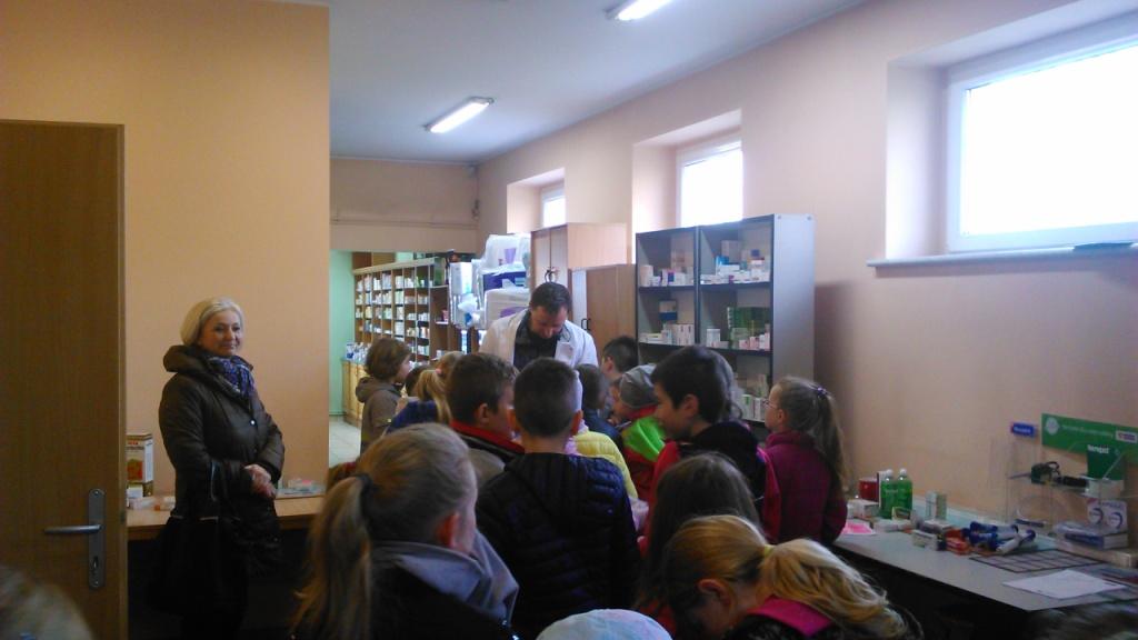 Wycieczka do apteki uczni�w klas trzecich