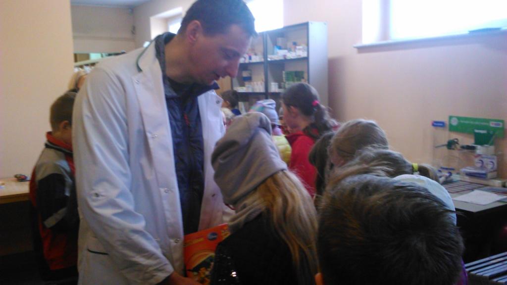 Wycieczka do apteki uczni�w klas trzecich