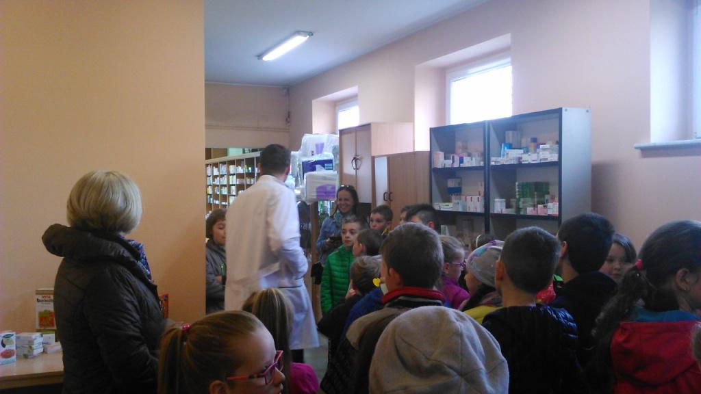 Wycieczka do apteki uczni�w klas trzecich