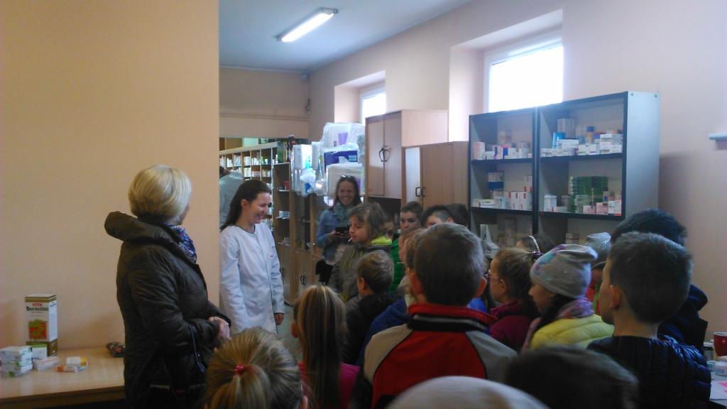 Wycieczka do apteki uczni�w klas trzecich