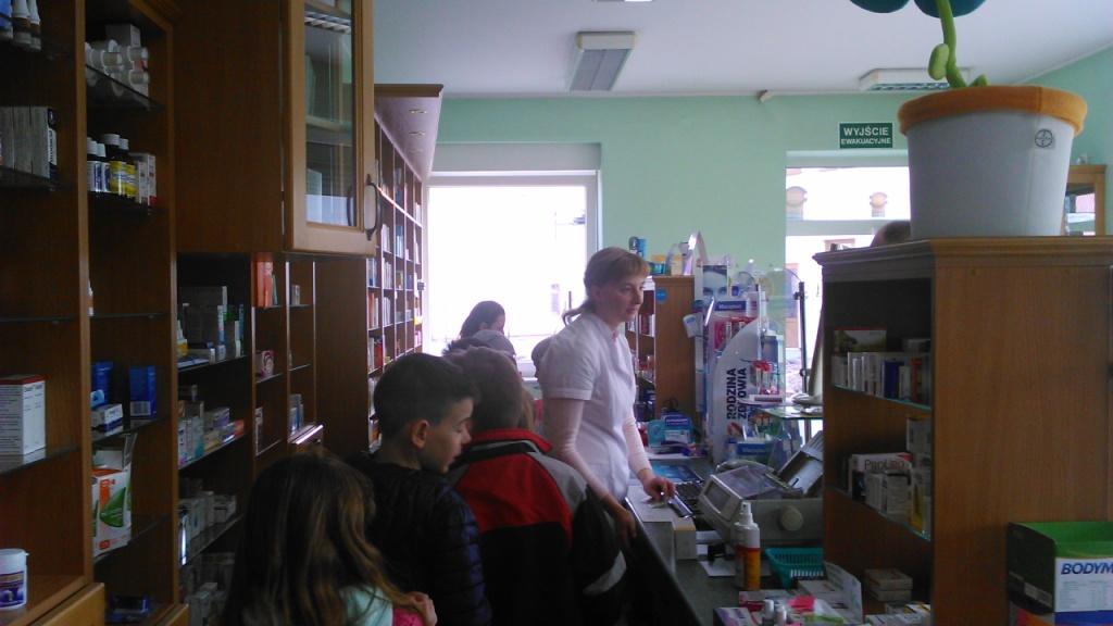 Wycieczka do apteki uczni�w klas trzecich