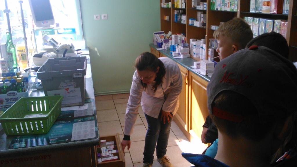 Wycieczka do apteki uczni�w klas trzecich