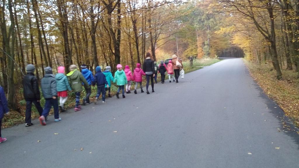 Wycieczka uczni�w klas II szko�y podstawowej do pobliskiego lasu i spotkanie z le�niczym
