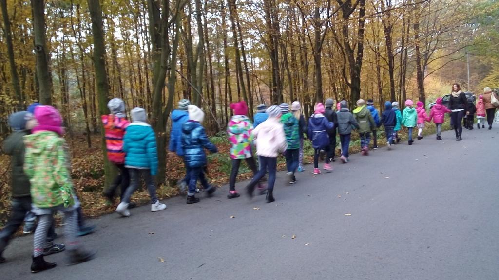 Wycieczka uczni�w klas II szko�y podstawowej do pobliskiego lasu i spotkanie z le�niczym
