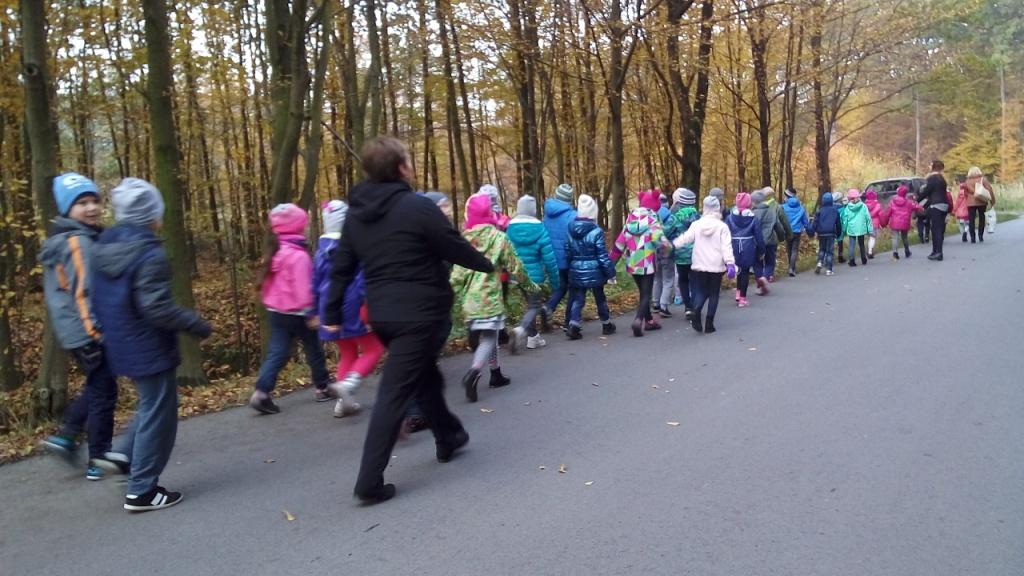 Wycieczka uczni�w klas II szko�y podstawowej do pobliskiego lasu i spotkanie z le�niczym