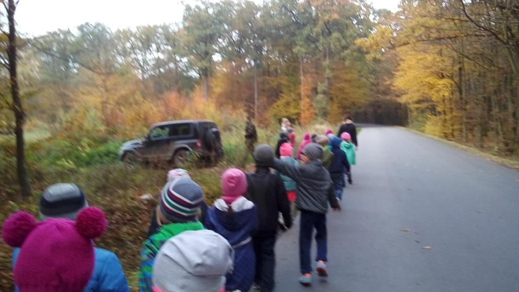 Wycieczka uczni�w klas II szko�y podstawowej do pobliskiego lasu i spotkanie z le�niczym