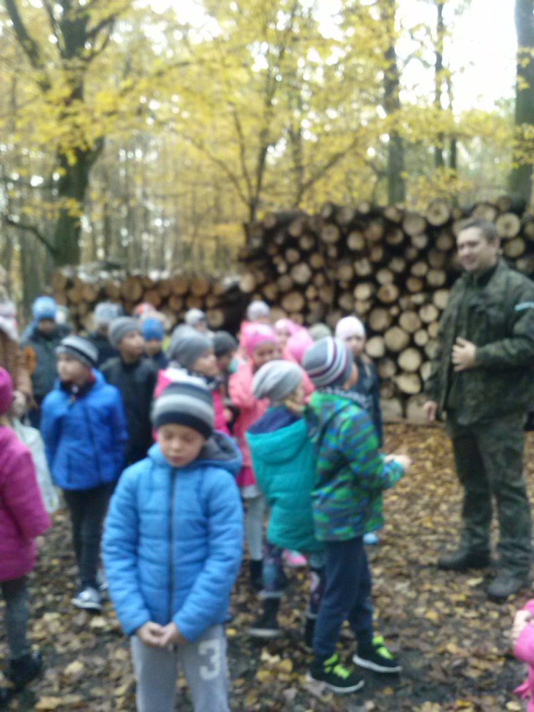 Wycieczka uczni�w klas II szko�y podstawowej do pobliskiego lasu i spotkanie z le�niczym