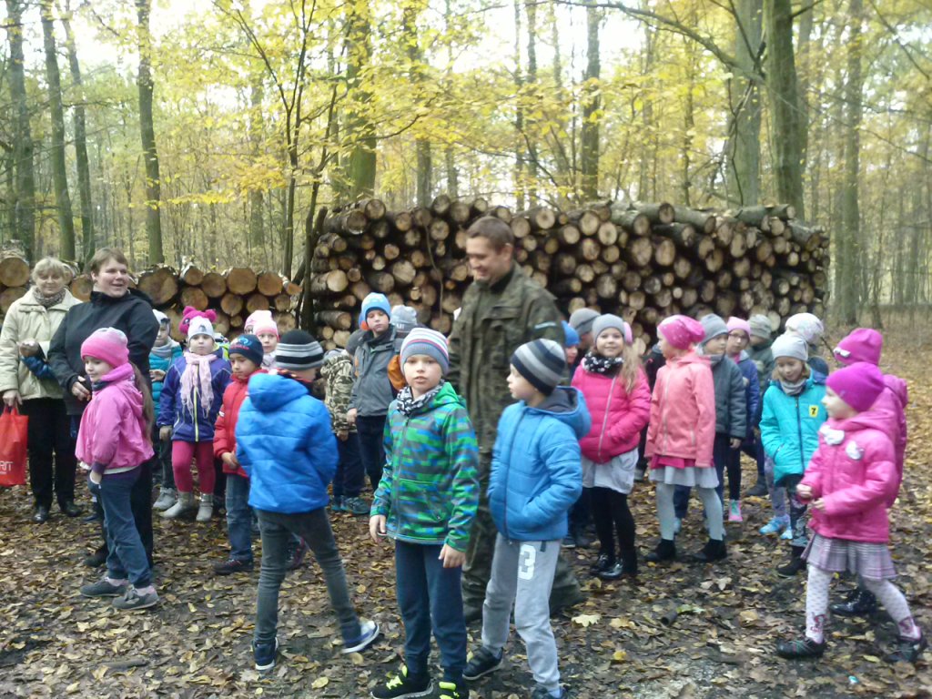 Wycieczka uczni�w klas II szko�y podstawowej do pobliskiego lasu i spotkanie z le�niczym