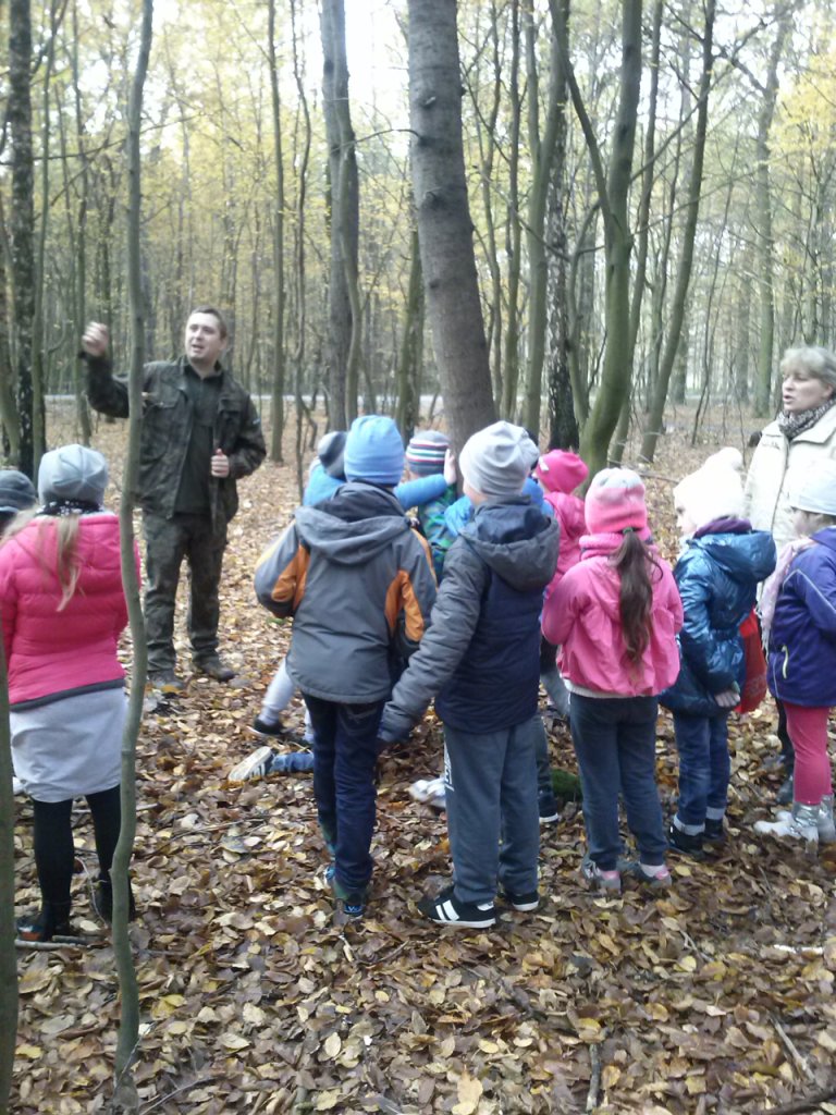 Wycieczka uczni�w klas II szko�y podstawowej do pobliskiego lasu i spotkanie z le�niczym