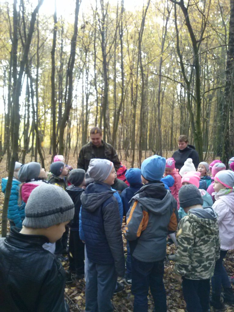 Wycieczka uczni�w klas II szko�y podstawowej do pobliskiego lasu i spotkanie z le�niczym