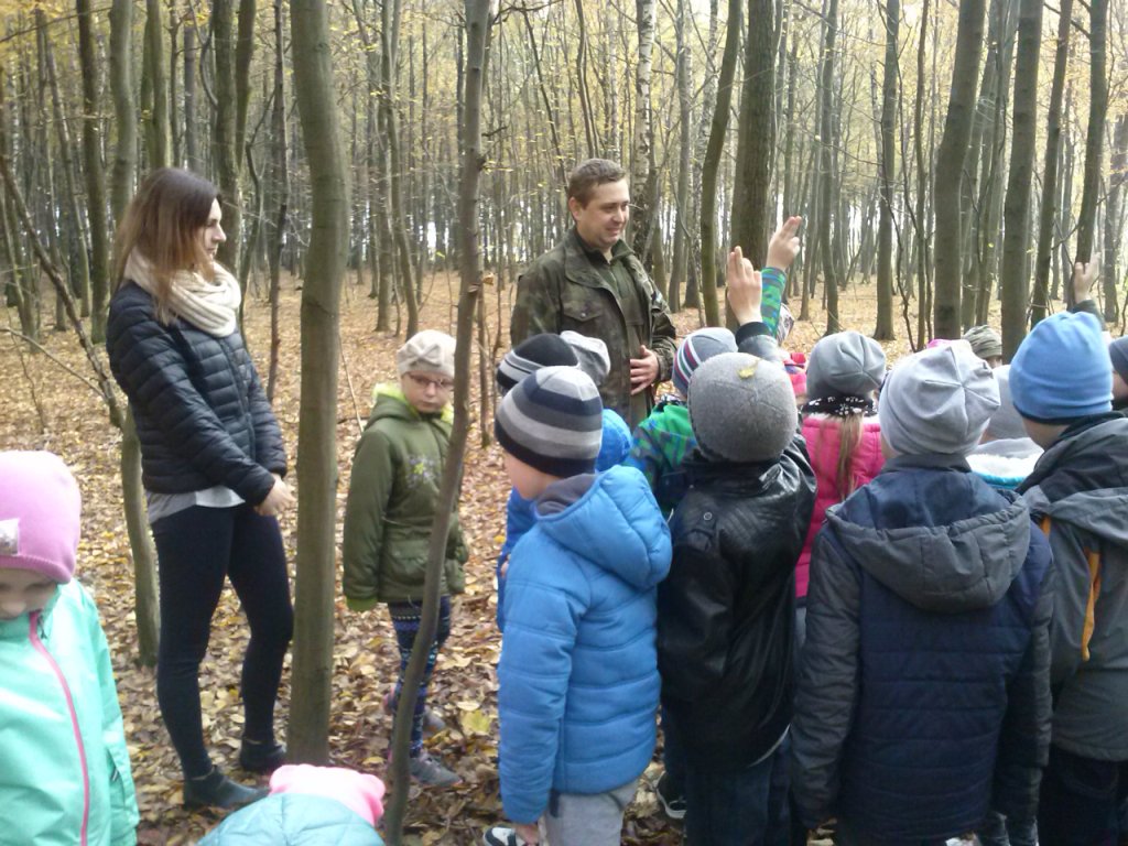 Wycieczka uczni�w klas II szko�y podstawowej do pobliskiego lasu i spotkanie z le�niczym