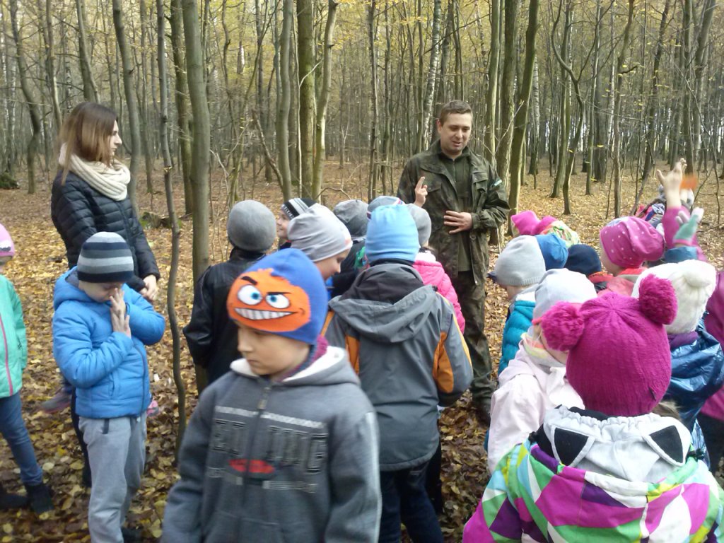 Wycieczka uczni�w klas II szko�y podstawowej do pobliskiego lasu i spotkanie z le�niczym