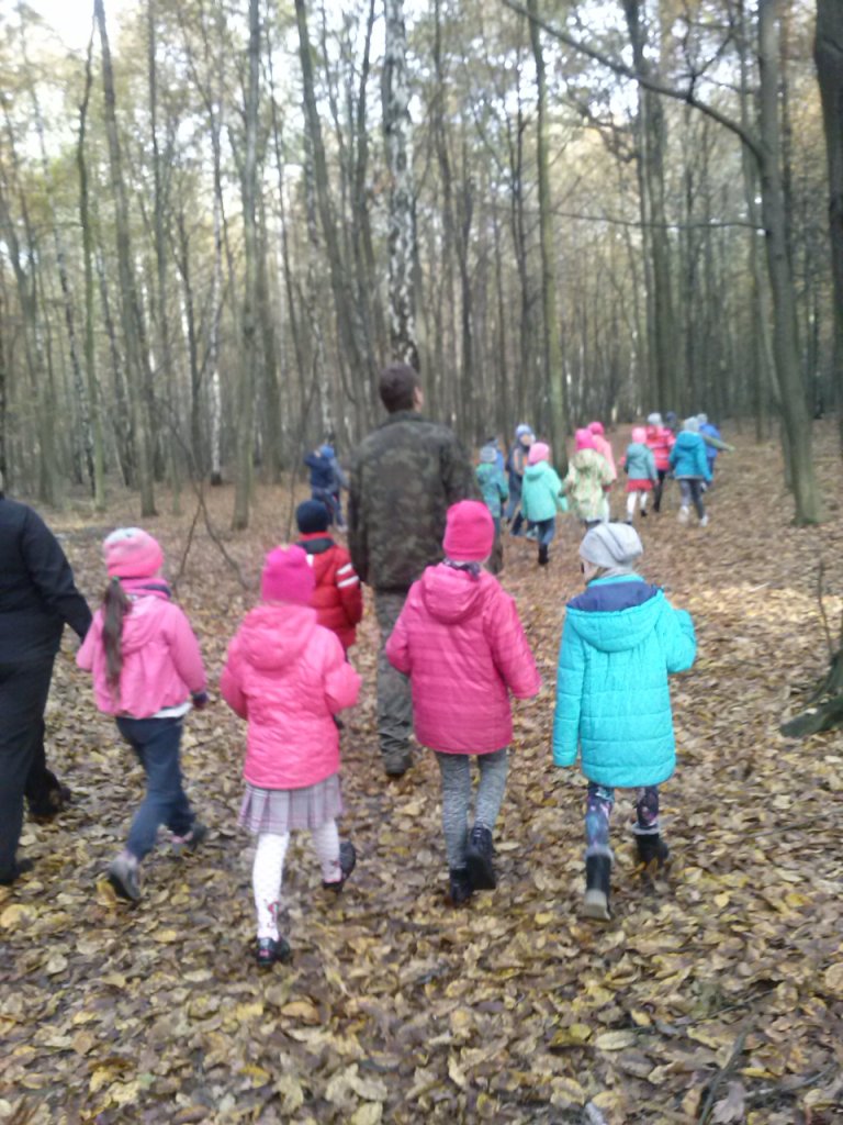 Wycieczka uczni�w klas II szko�y podstawowej do pobliskiego lasu i spotkanie z le�niczym