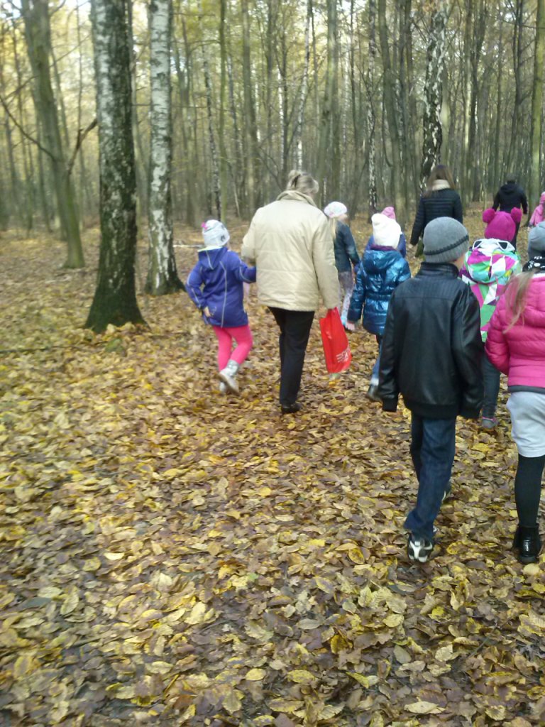 Wycieczka uczni�w klas II szko�y podstawowej do pobliskiego lasu i spotkanie z le�niczym