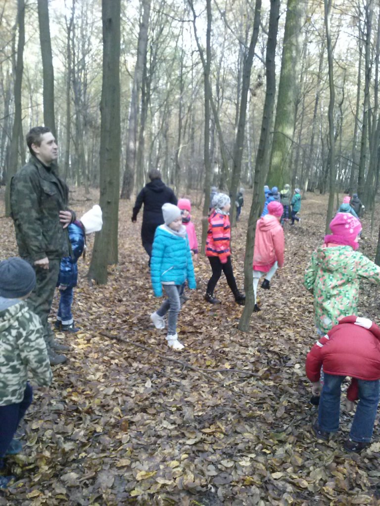 Wycieczka uczni�w klas II szko�y podstawowej do pobliskiego lasu i spotkanie z le�niczym