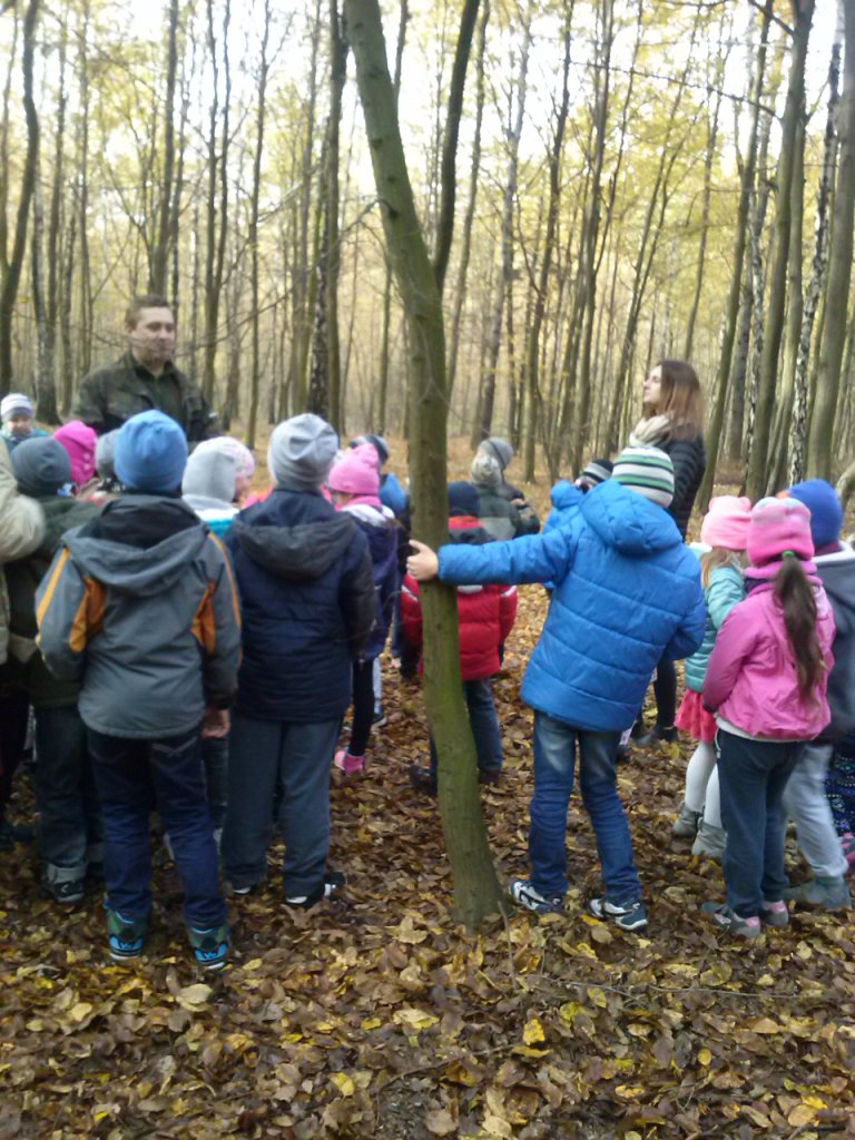 Wycieczka uczni�w klas II szko�y podstawowej do pobliskiego lasu i spotkanie z le�niczym