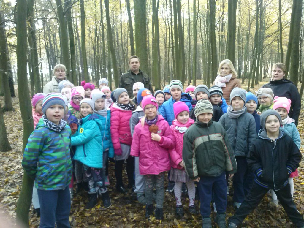Wycieczka uczni�w klas II szko�y podstawowej do pobliskiego lasu i spotkanie z le�niczym