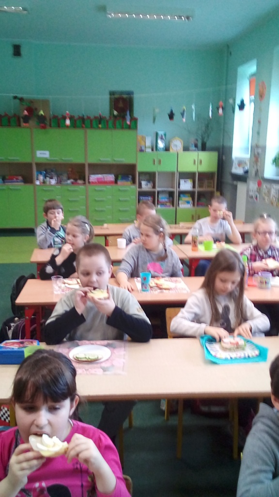 Zdrowe kanapki w wykonaniu dzieci z klas drugich