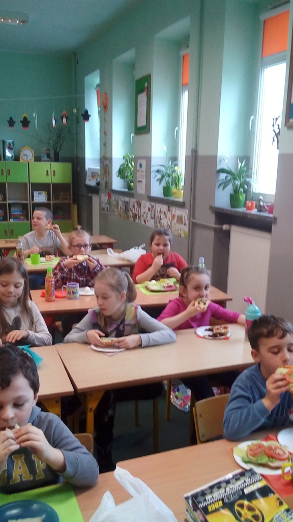 Zdrowe kanapki w wykonaniu dzieci z klas drugich