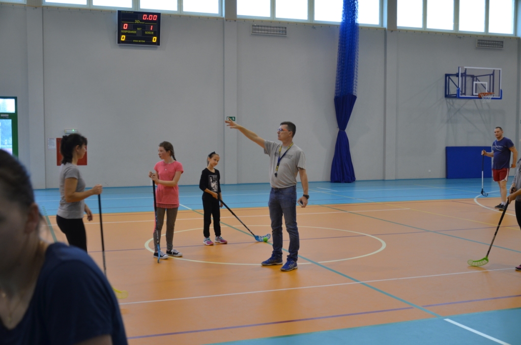 Sportowe spotkanie uczni�w klasy IVb i ich rodzic�w