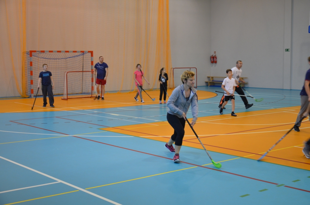 Sportowe spotkanie uczni�w klasy IVb i ich rodzic�w