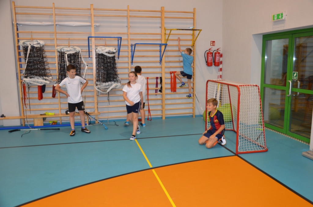 Sportowe spotkanie uczni�w klasy IVb i ich rodzic�w