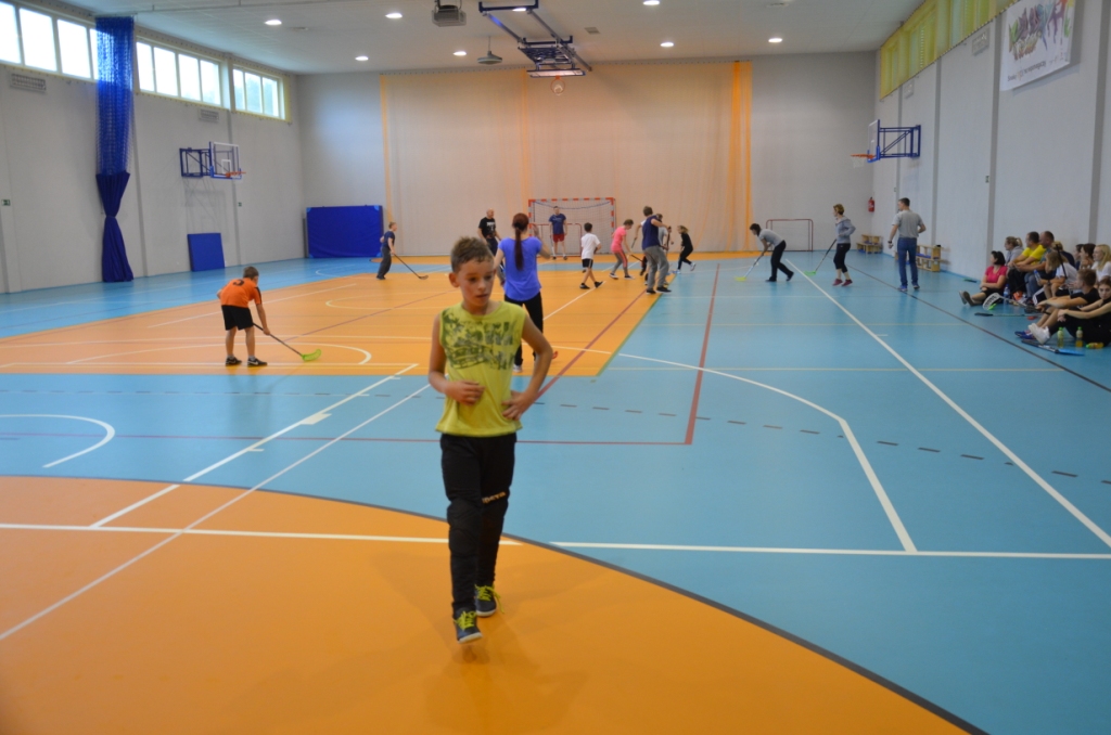 Sportowe spotkanie uczni�w klasy IVb i ich rodzic�w