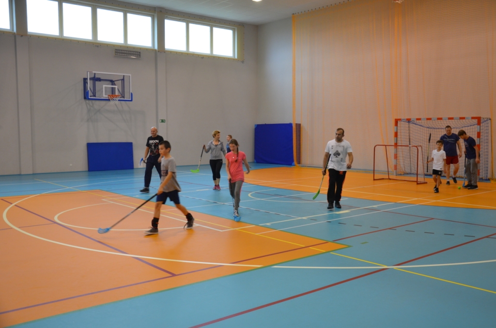 Sportowe spotkanie uczni�w klasy IVb i ich rodzic�w