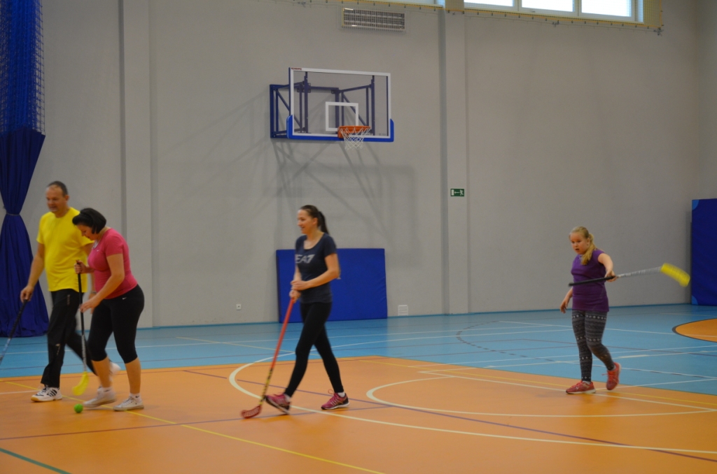Sportowe spotkanie uczni�w klasy IVb i ich rodzic�w