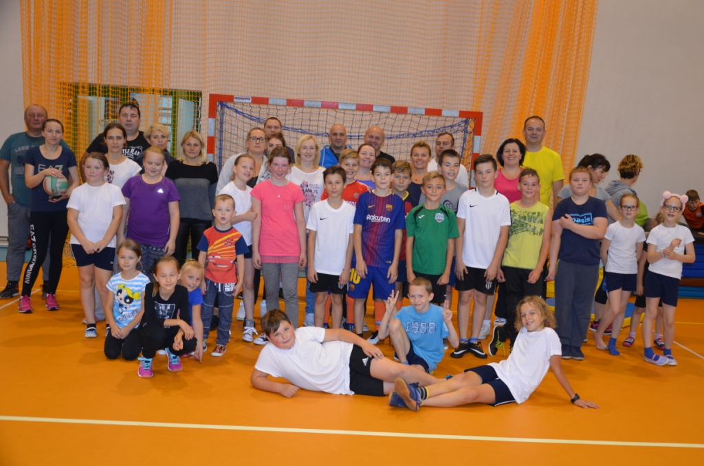 Sportowe spotkanie uczni�w klasy IVb i ich rodzic�w
