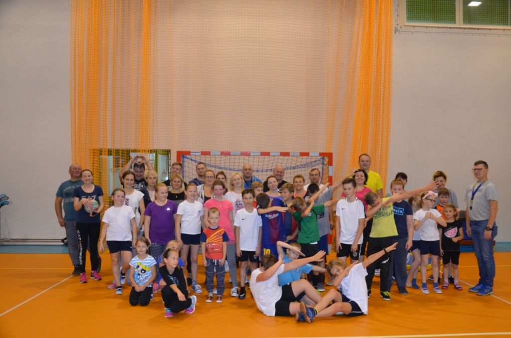 Sportowe spotkanie uczni�w klasy IVb i ich rodzic�w